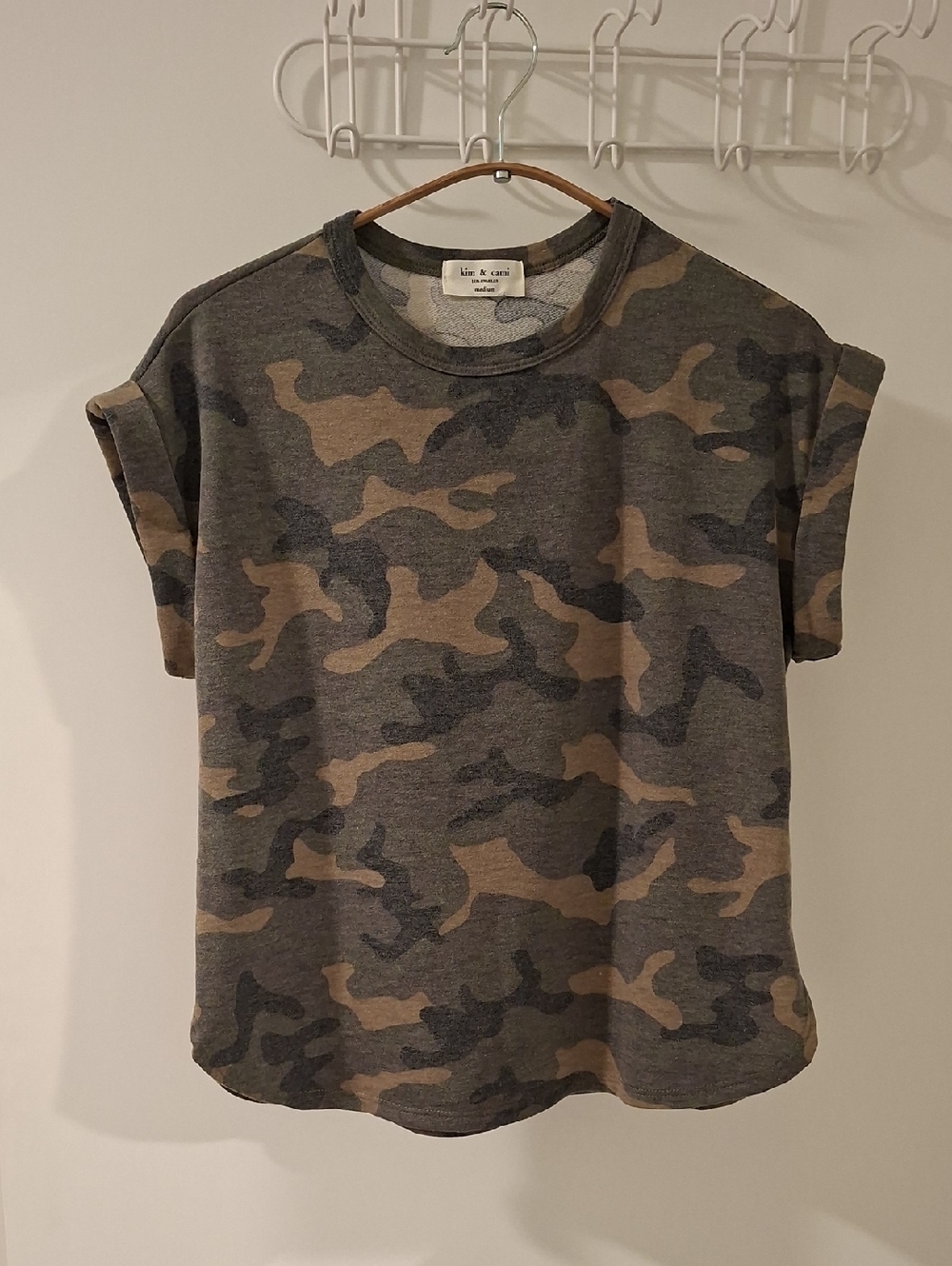 Kim & Cami Green/Khaki Camo-print Rolled Sleeve Cotton Jersey Tee (Size M)